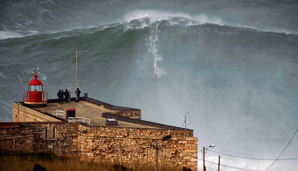 огромные волны в Португалии
