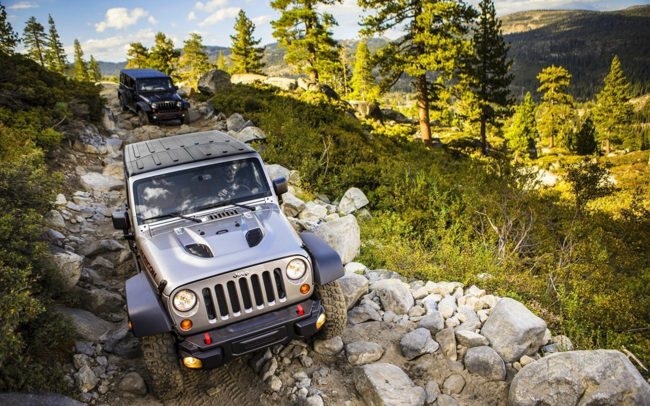 Едут близко. Jeep Wrangler Rubicon. Jeep Wrangler Rubicon на бездорожье. Jeep Wrangler 2013. Jeep Wrangler 10.