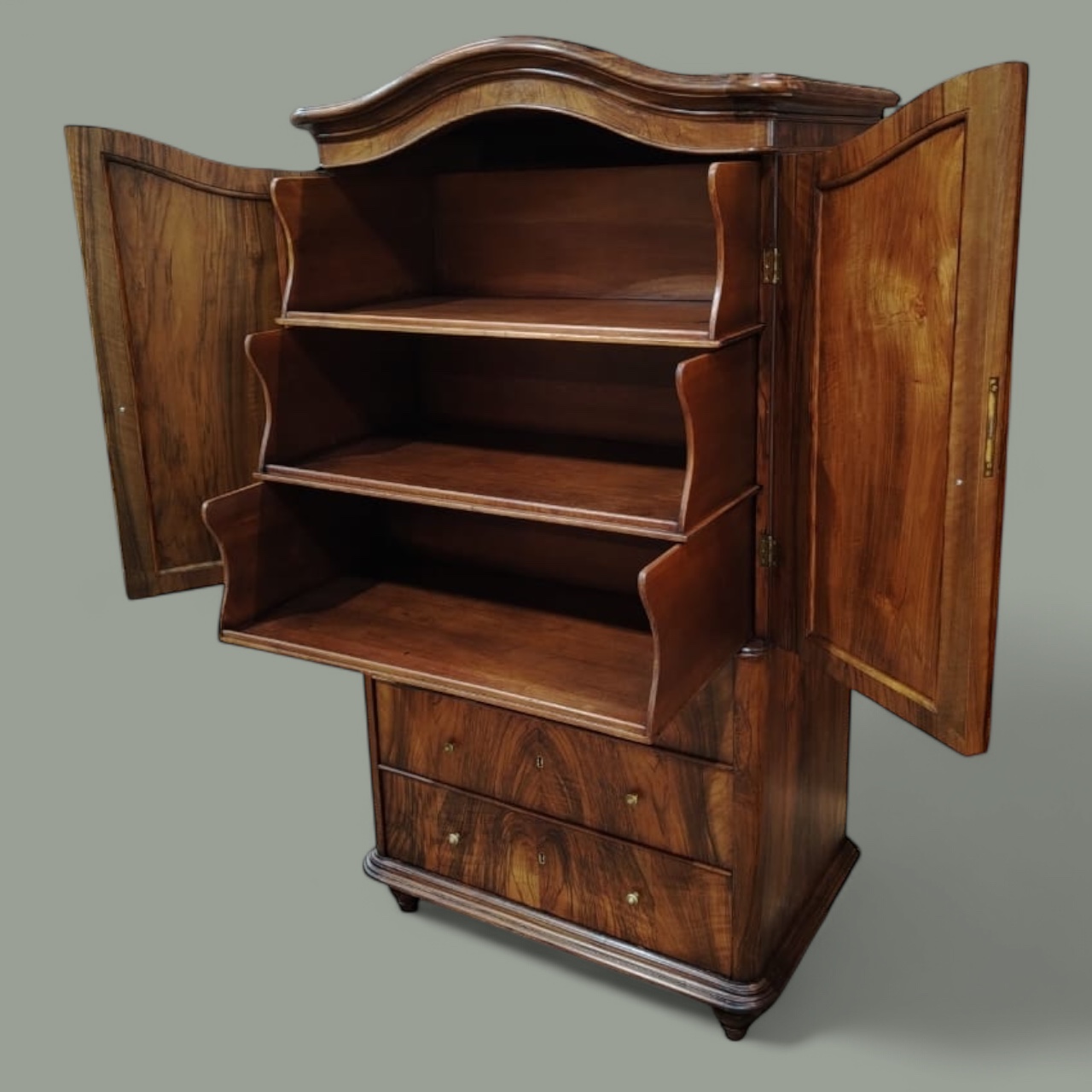 Фото до и после реставрации антикварного шкафа