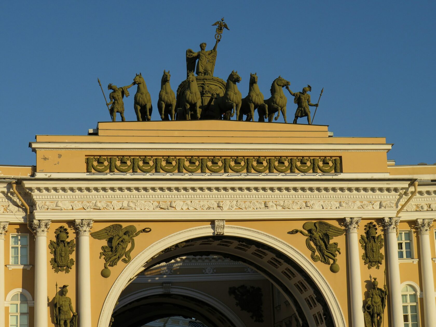 Дворцовая площадь, Россия, Санкт-Петербург, Дворцовая площадь, 6-8, Большая Морская ул., 2
