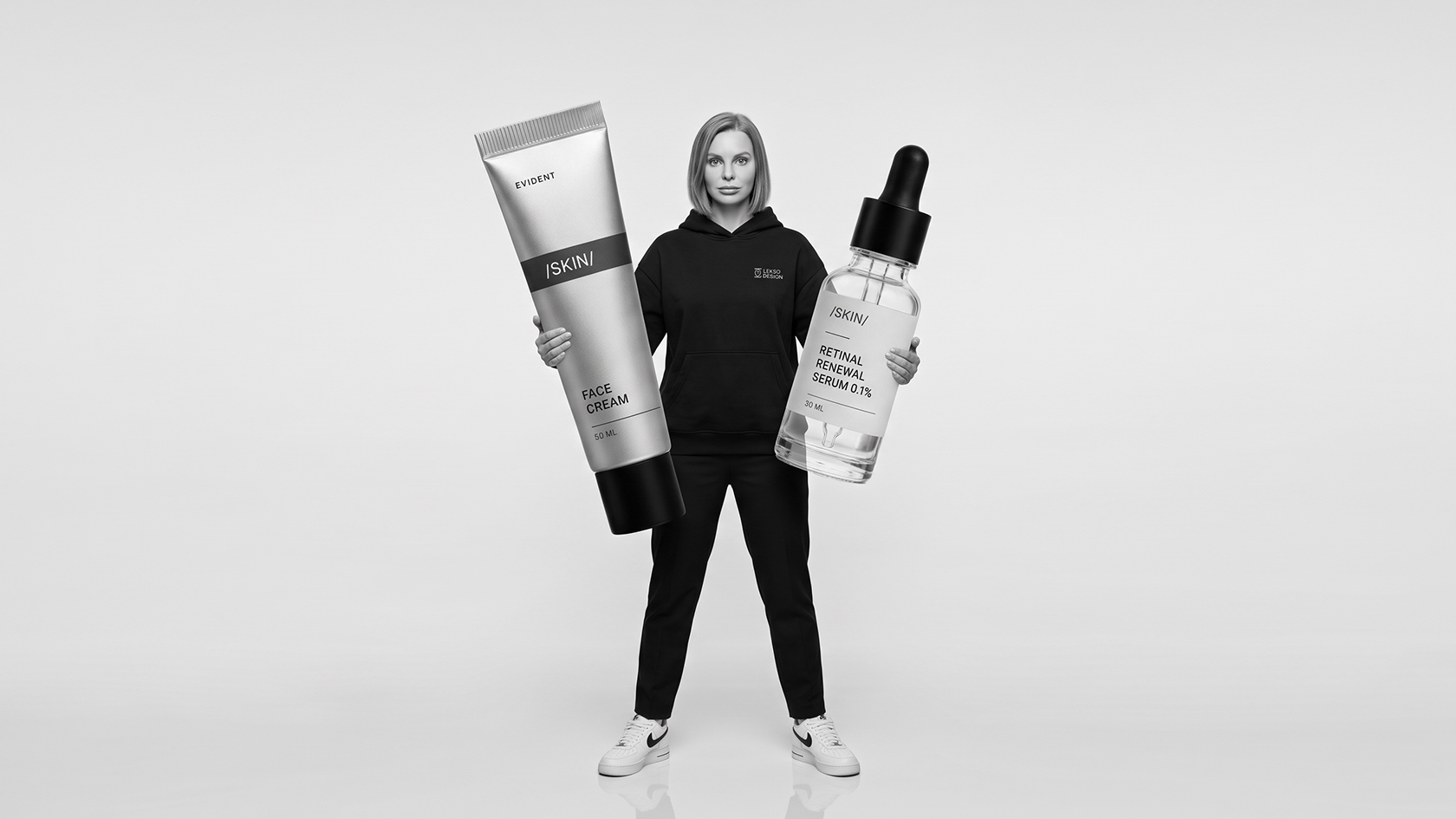 Ольга Александрова держит крем и сыворотку EVIDENT SKIN LAB — предметный кадр без студийной съёмки