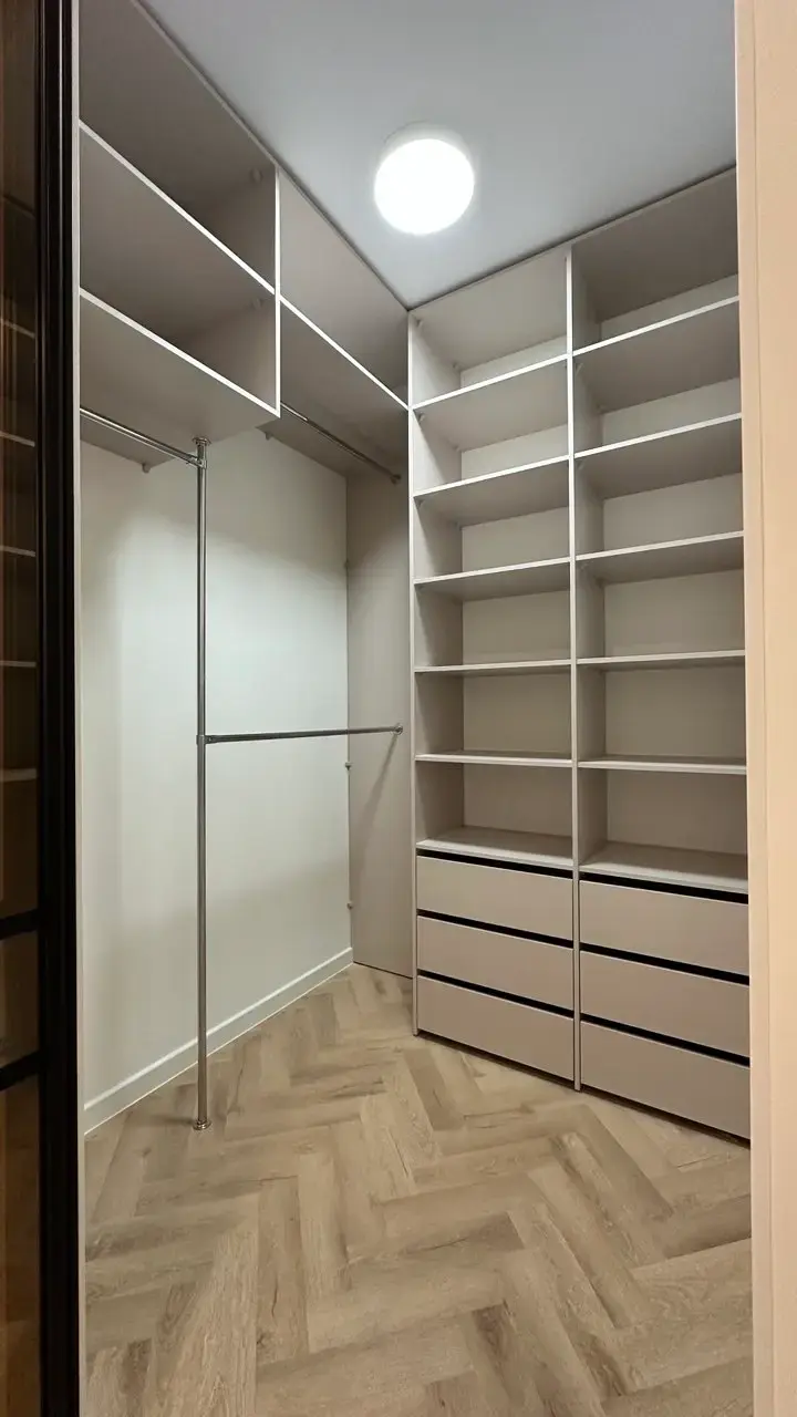 Гардеробная во всю стену с продуманной системой хранения в Сургуте