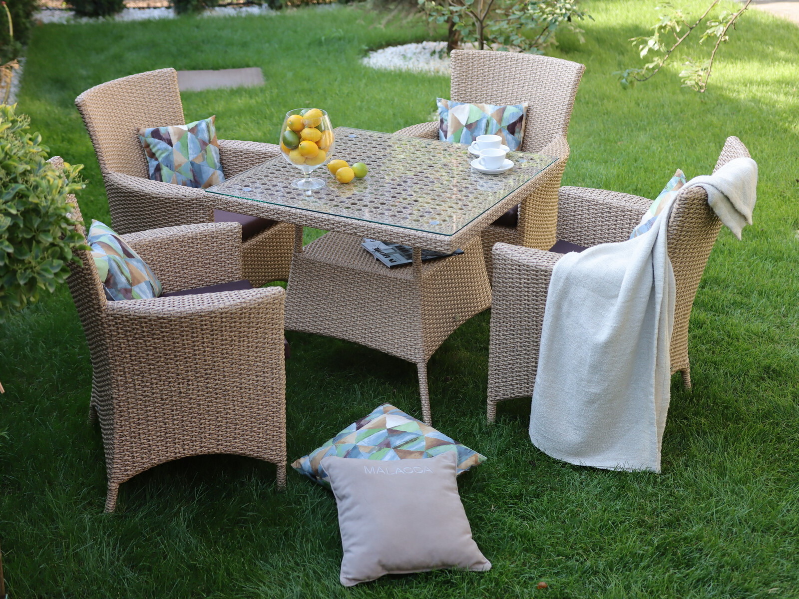 Столы и стулья Malacca на террасе