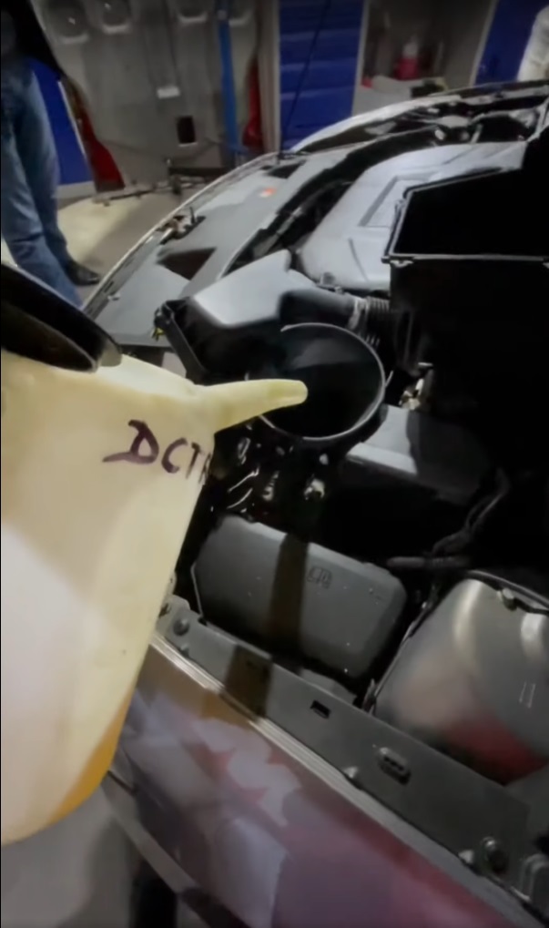 Доливаем через заливную пробку маленькими порциями Финальная корректировка уровня масла