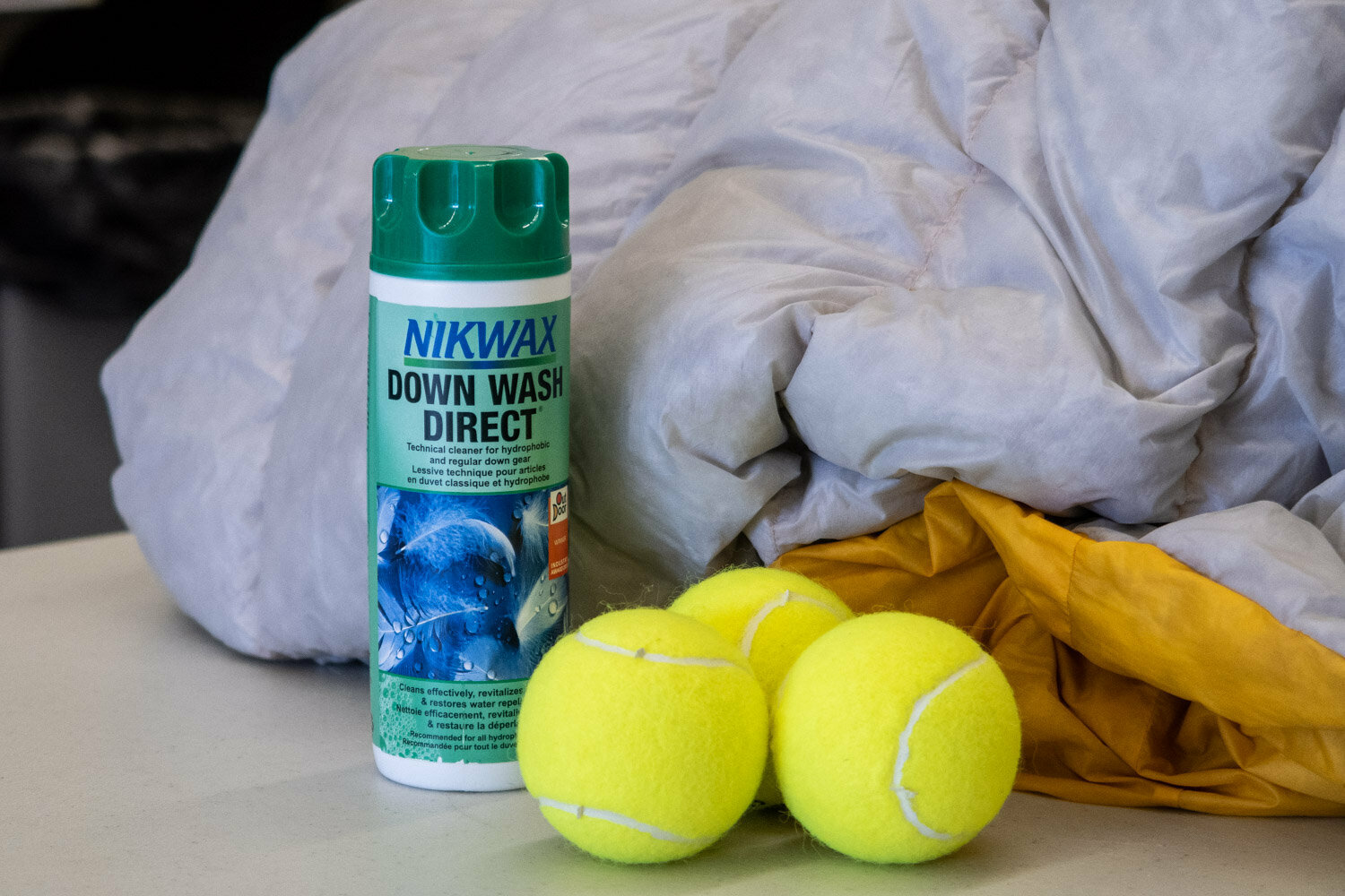 Моющее средство и теннисные шарики для стирки и сушки пухового спального мешка