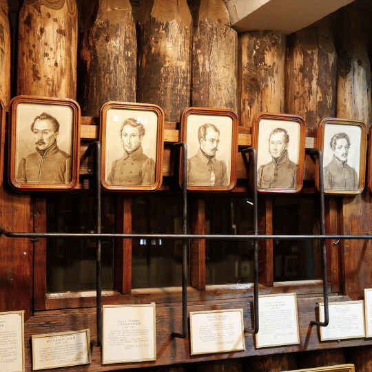 Портреты декабристов на стене музея