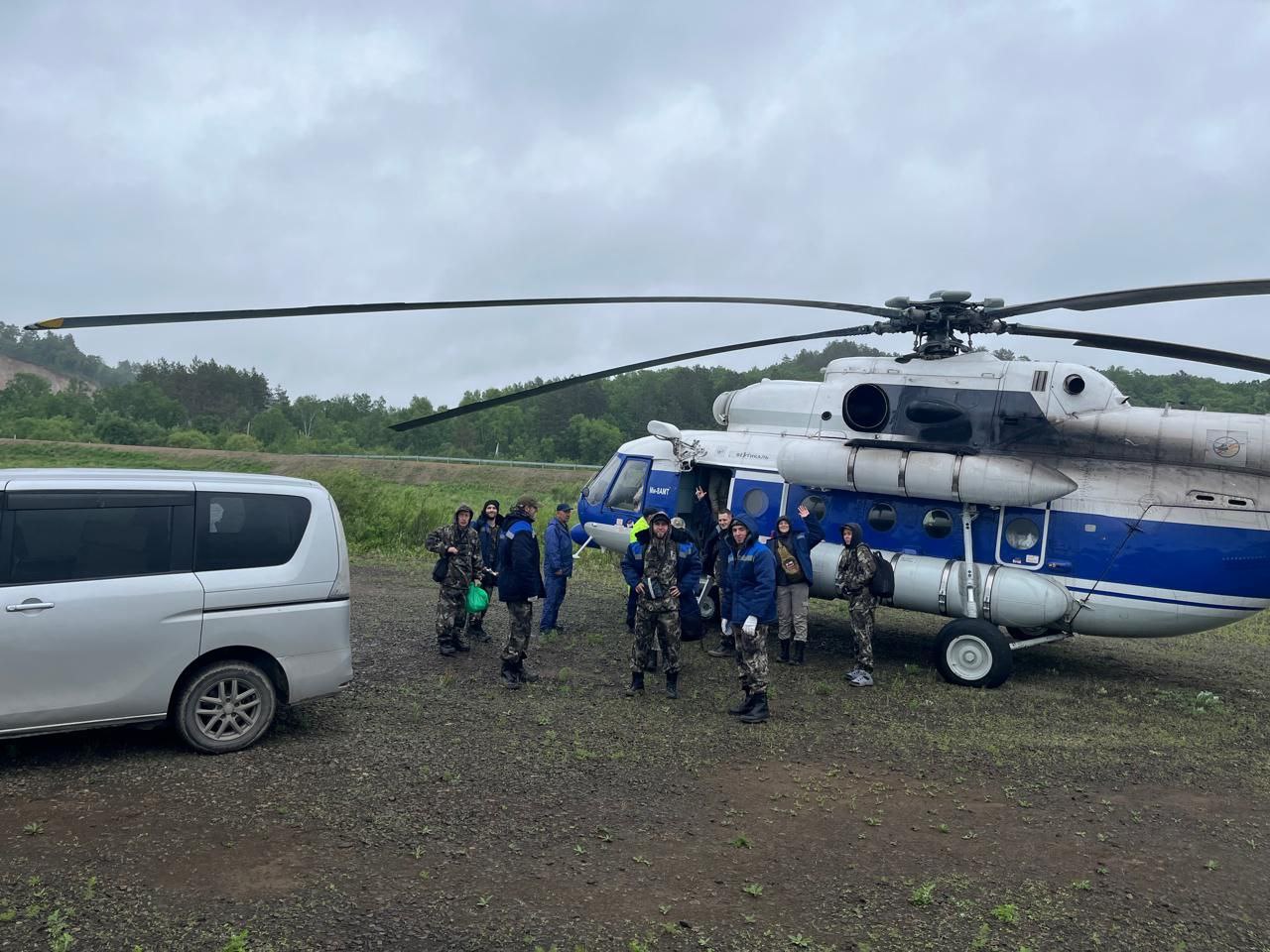 Довольные клиенты на фоне вертолета