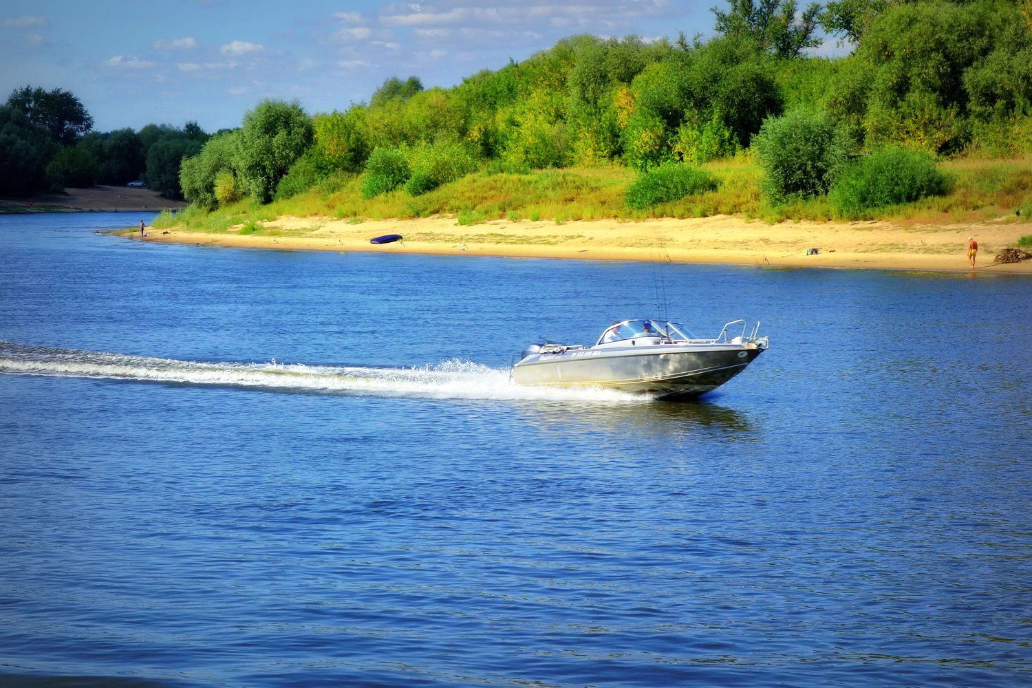 Картинка катера на воде