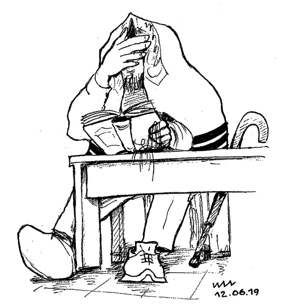 На иллюстрации художника Йосифа Лихтарева изображён молящийся еврей, накрытый талитом и погружённый в произнесение «Шма, Исраэль». Закрытая рукой половина лица символизирует концентрацию, отказ от внешнего мира и полное обращение сердца к Единому Б-гу.