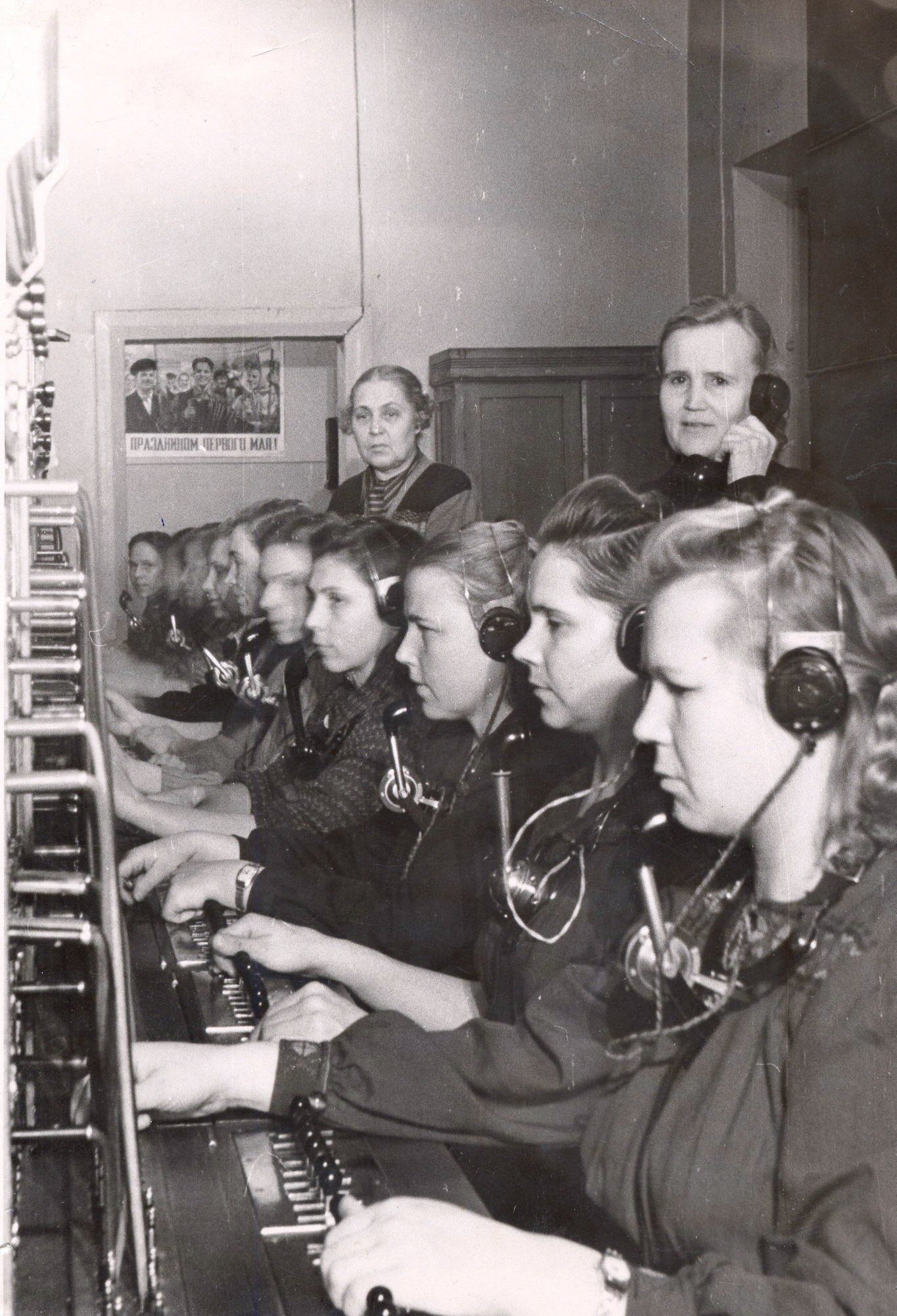 Телефонистки Дома связи станции Пермь-II за коммутатором. 1941 г. 