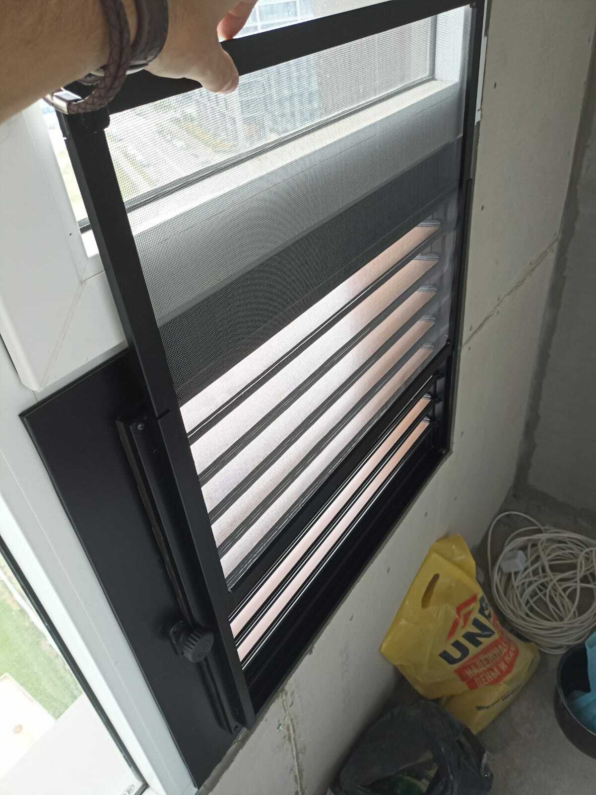 Вентиляционная решетка с москитной сеткой на балкон