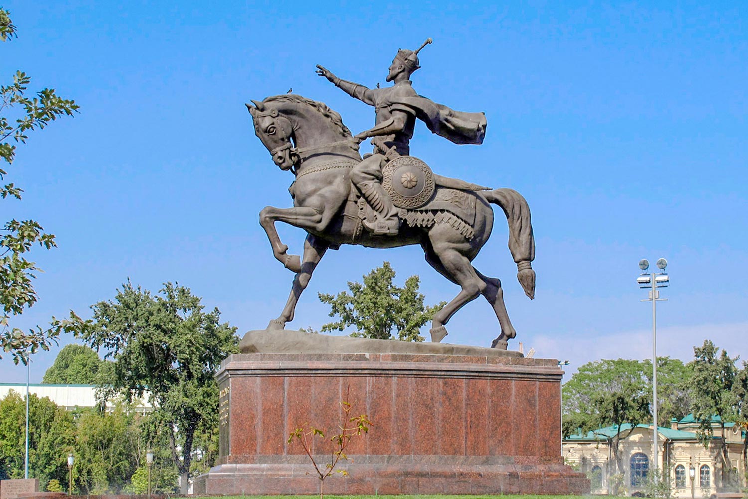 Памятник амиру. Амир Темур Узбекистан. Памятник Амир Темур Шахрисабз.