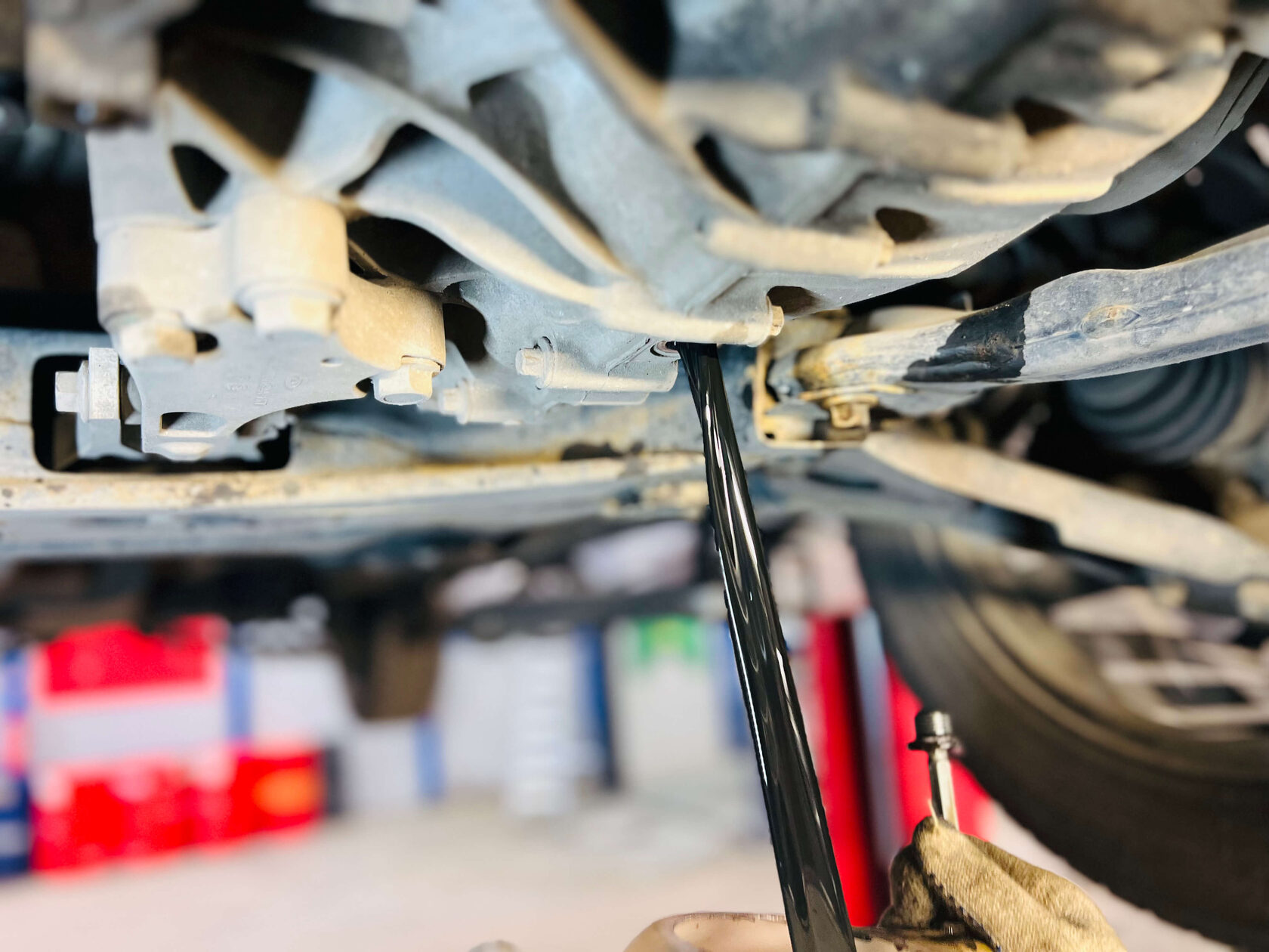 Откручиваем сливную пробку и сливаем масло