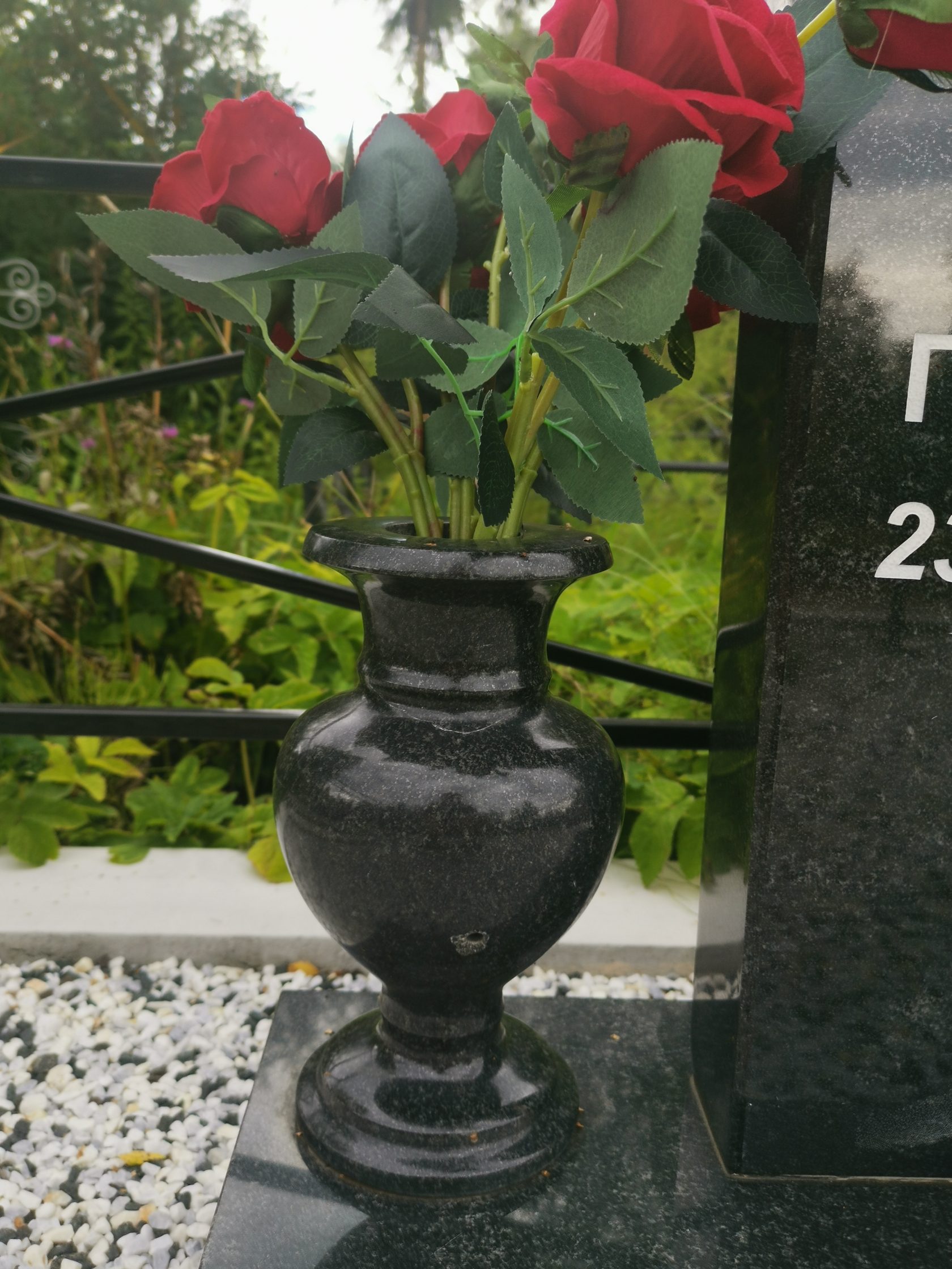 Ваза с цветами на кладбище фото