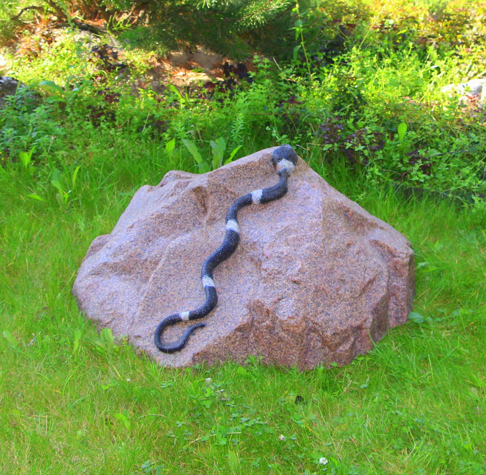 Искусственный камень со змеёй D85, накрывает стандартный люк диаметром 80 см и высотой не более 10 см