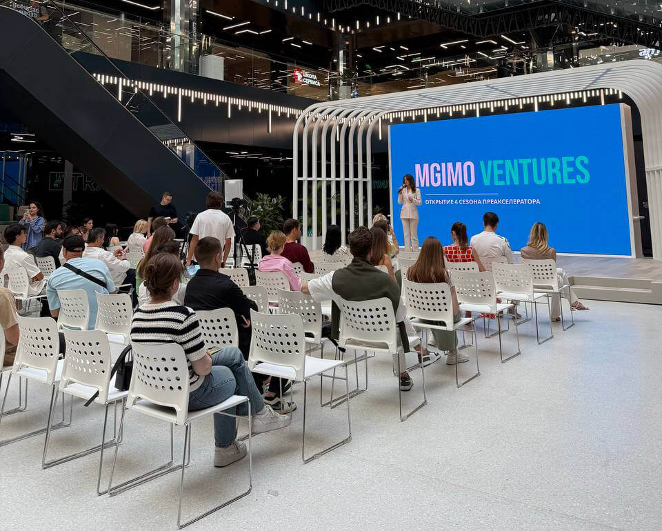 Спикер выступает на сцене конференции