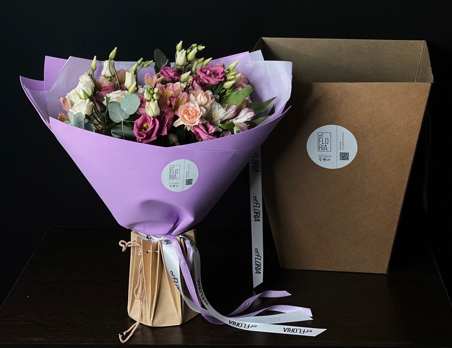 Доставка цветов в аквабоксе – свежий букет в транспортировочной коробке. Надежная упаковка для роз, пионов и других цветов. Заказать букет с доставкой по Туле недорого