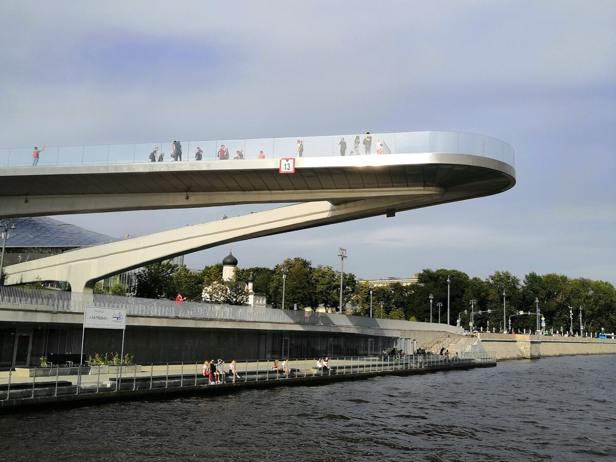 Популярная локация парка — Парящий стеклянный мост над Москвой-рекой