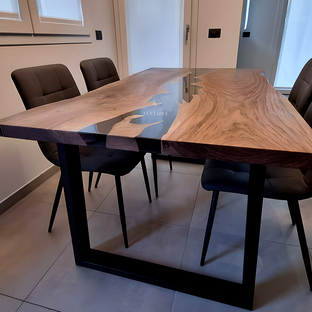 Epoxidharz Tische Alagoas aus europäischem Nussbaum und hellblauem Epoxidharz mit Metallic Effekt