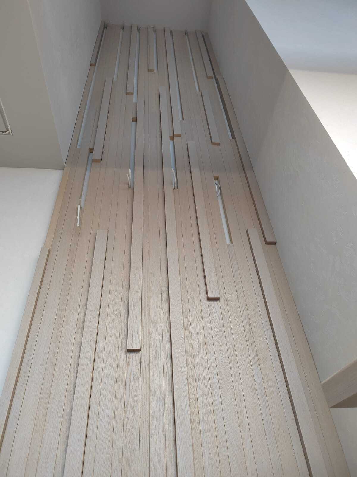 Современные реечные панели в шпоне дуба, демонстрирующие текстурные детали и естественные цветовые вариации, создающие уют и стиль.