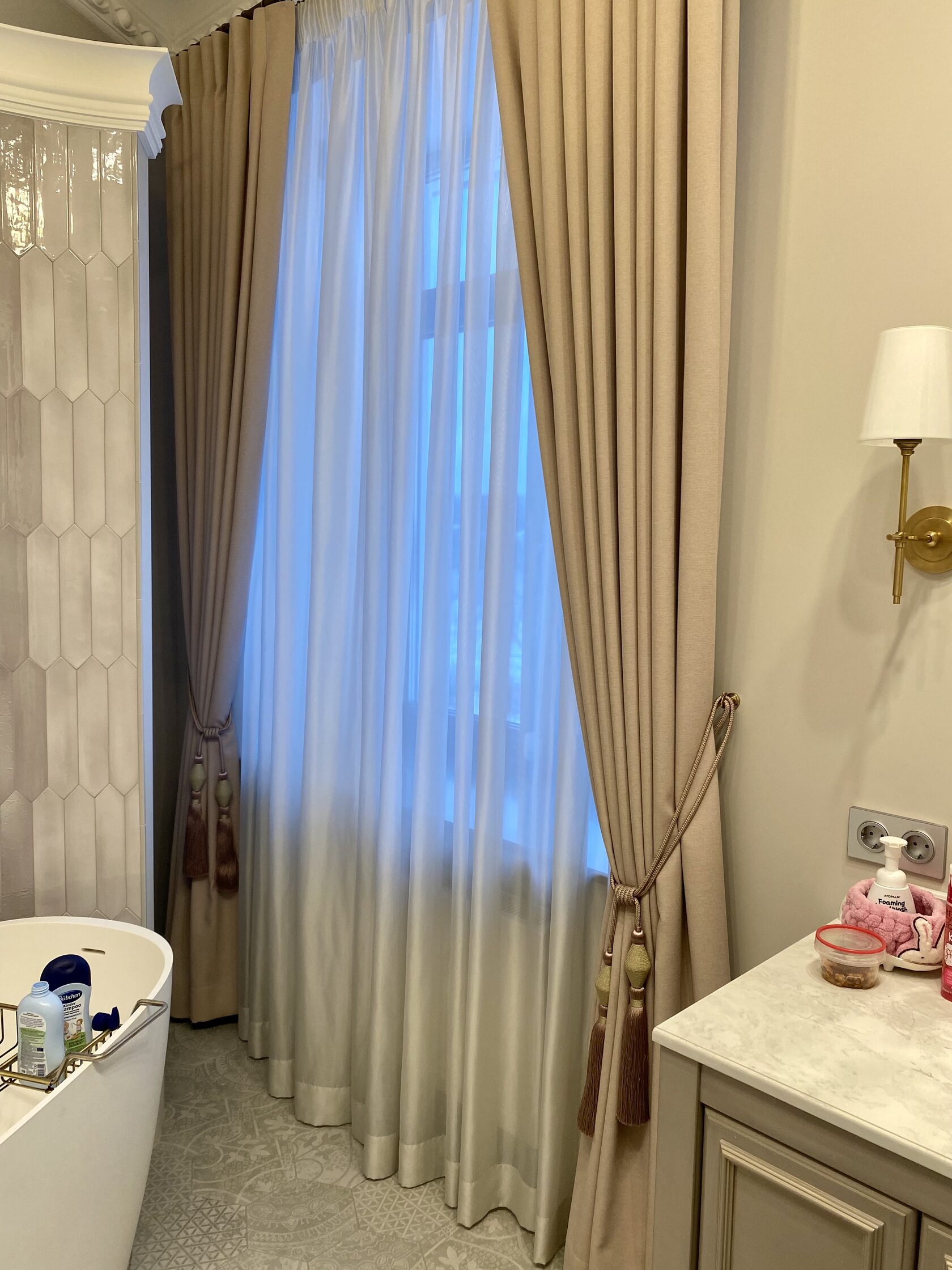 Дизайнер A&D Home подбирает ткань для штор на выезде