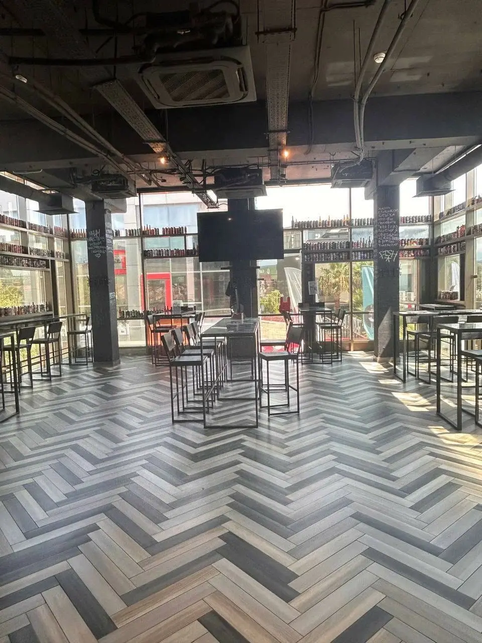 Интерьер и барная стойка