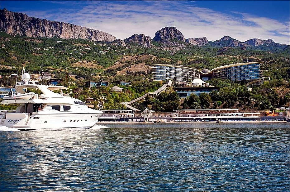 Яхта у Mriya Resort