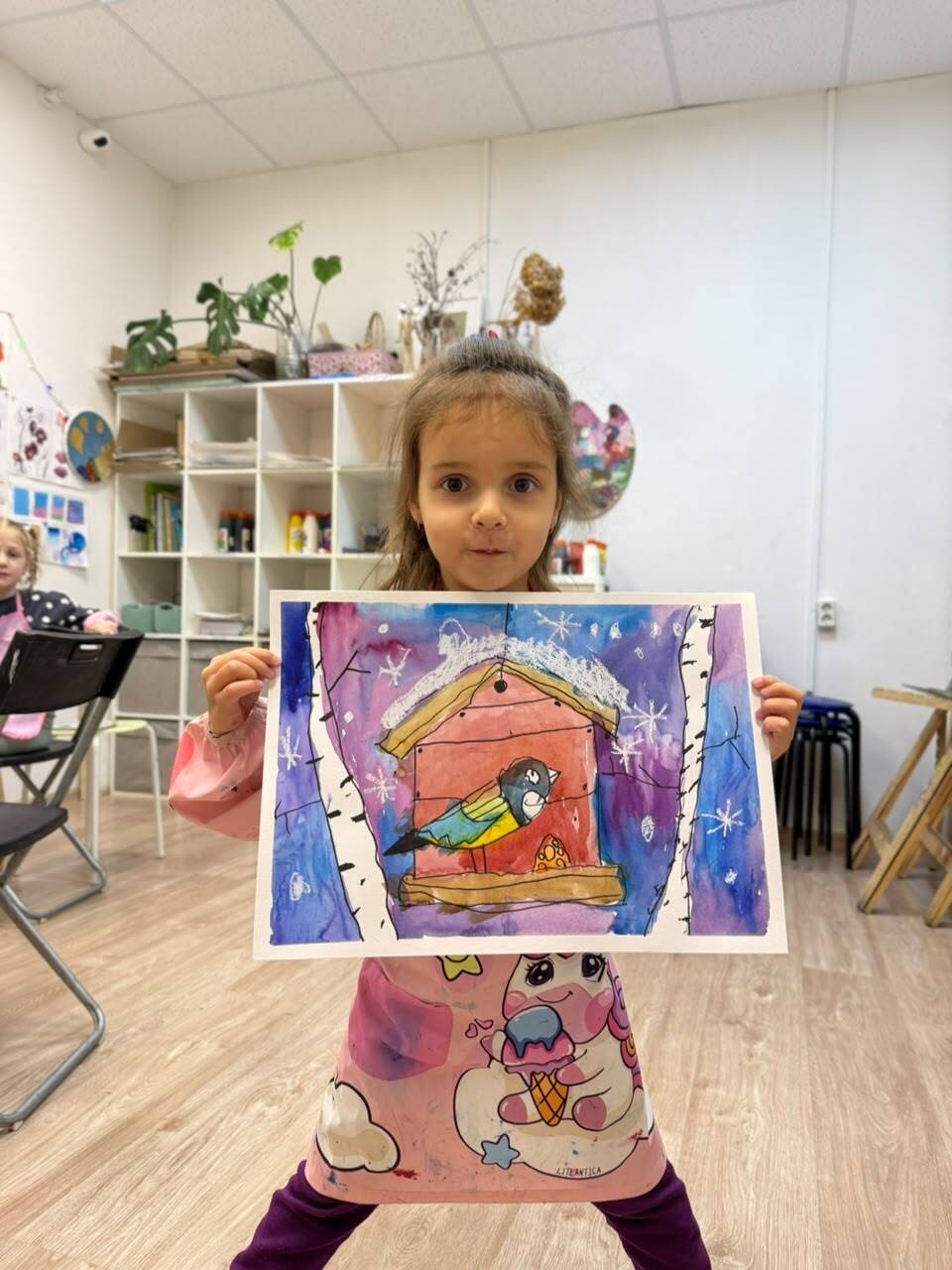 Ученица 4–5 лет с зимней акварельной работой