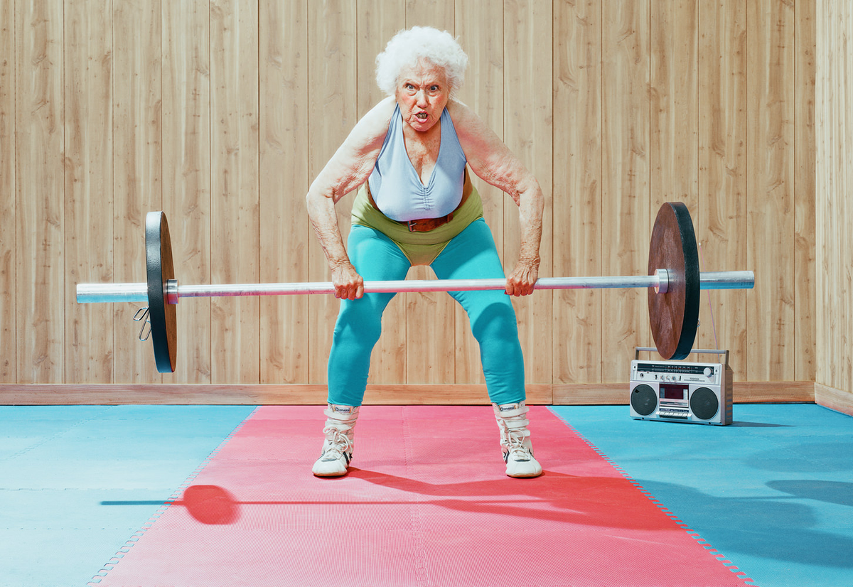 Занятия для старых людей. Спортивная бабка. Старушки в тренажерном зале. Бабушка в спортзале. Спортивные пожилые люди.