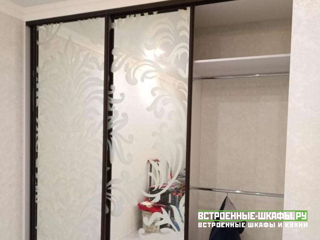 Встроенный шкаф купе в нише с пескоструйным рисунком на зеркале ...