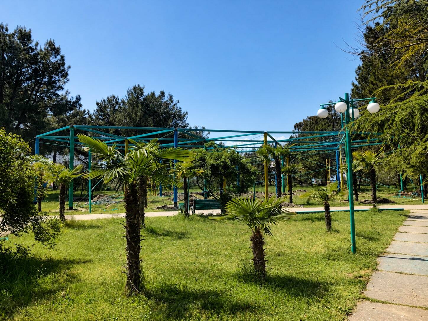 Безстраховочный каркасный парк Соты