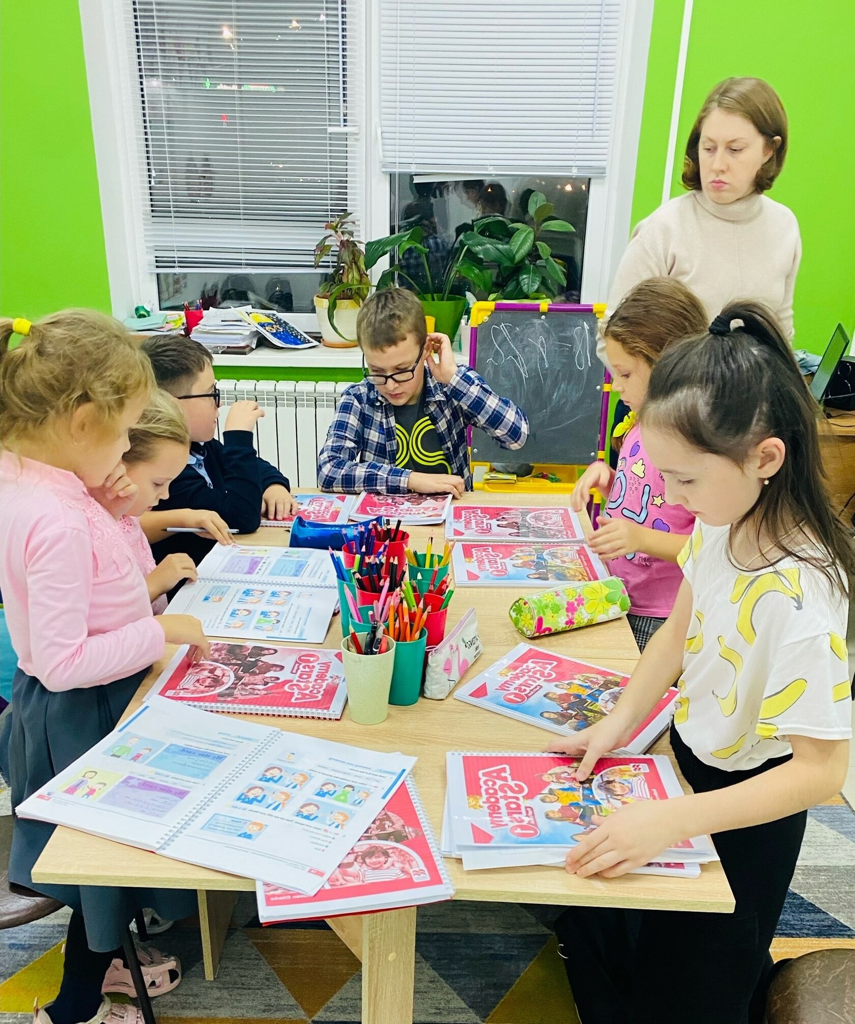 Дети занимаются английским в детском центре 