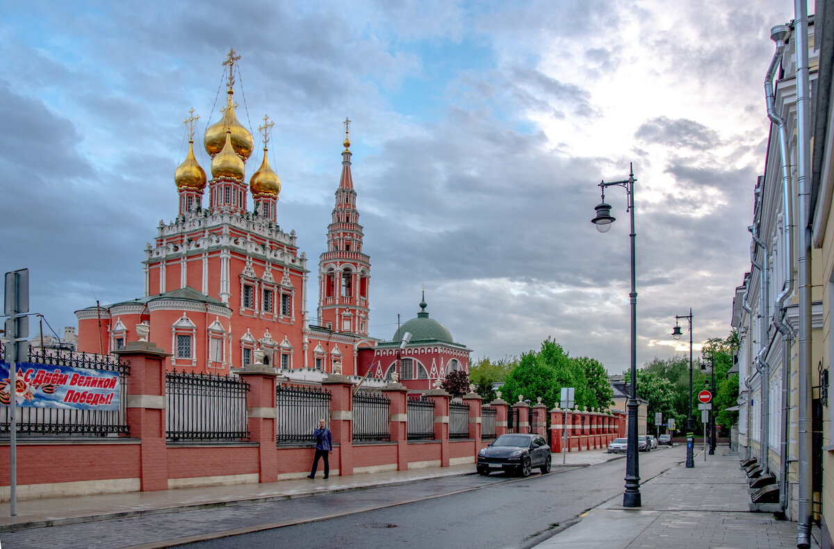 Адреса храмов москвы. Храм Воскресения Христова в Кадашах. Храм в Кадашах в Москве. Церковь Воскресения в Кадашах в Москве. Храм Вознесения Христова в Кадашах.