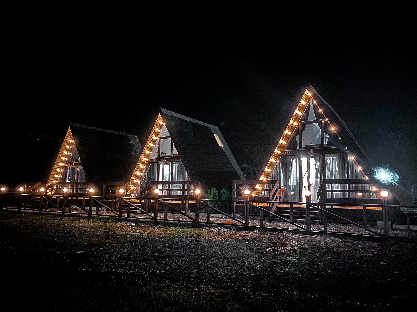 Снять домик a-frame в Сочи | Цена аренды треугольного дома посуточно