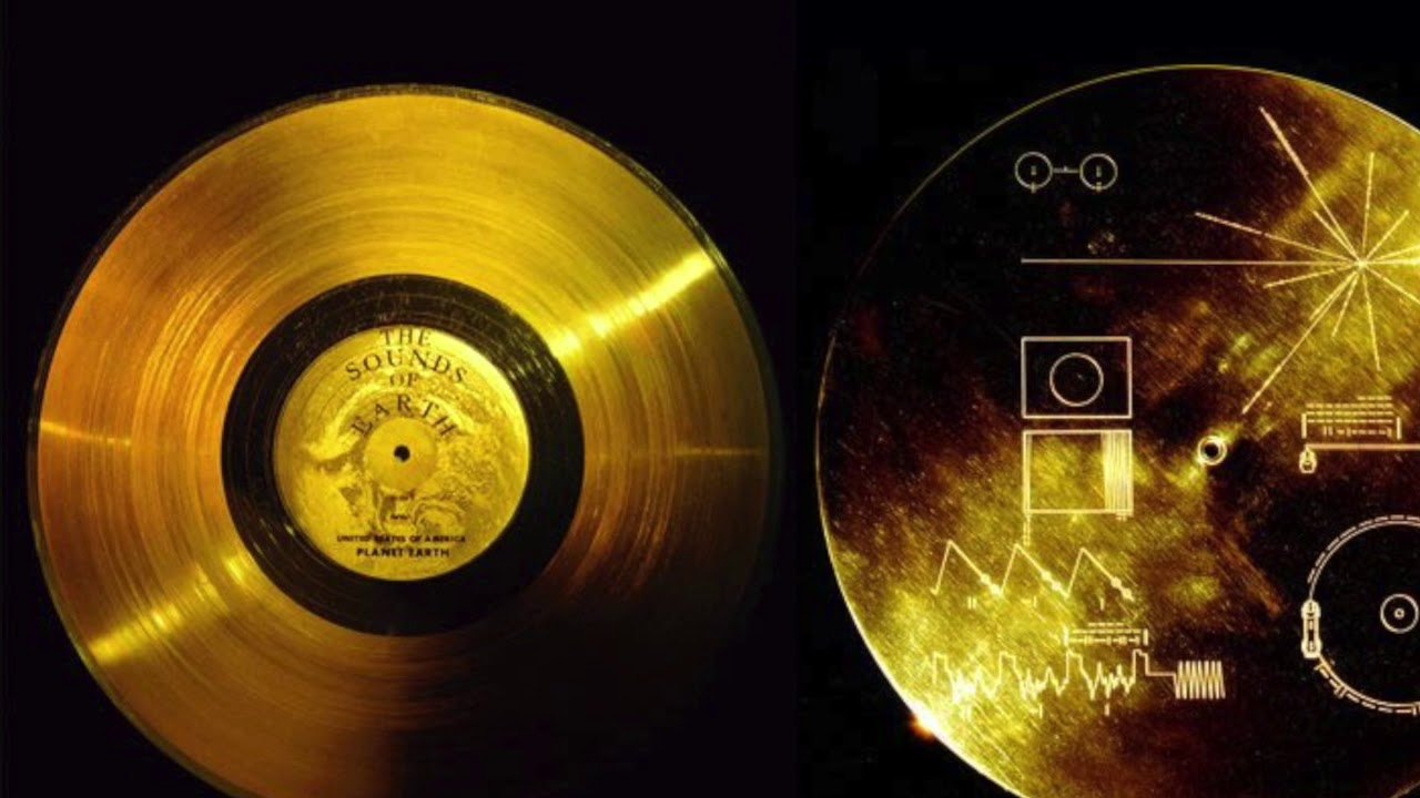 Золотая пластинка «Вояджера»: диск с этикеткой The Sounds of Earth и кожух с выгравированной инструкцией