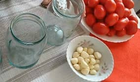 Приготовление маринованных помидоров «в снегу» с чесноком на зиму: шаг 1