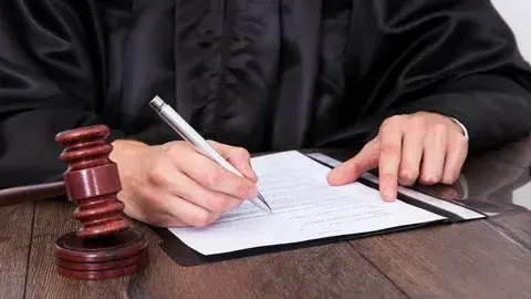 Иллюстрация оспаривания подозрительных сделок при банкротстве физического лица: судья перечеркивает договор, а деньги и имущество возвращаются в конкурсную массу.