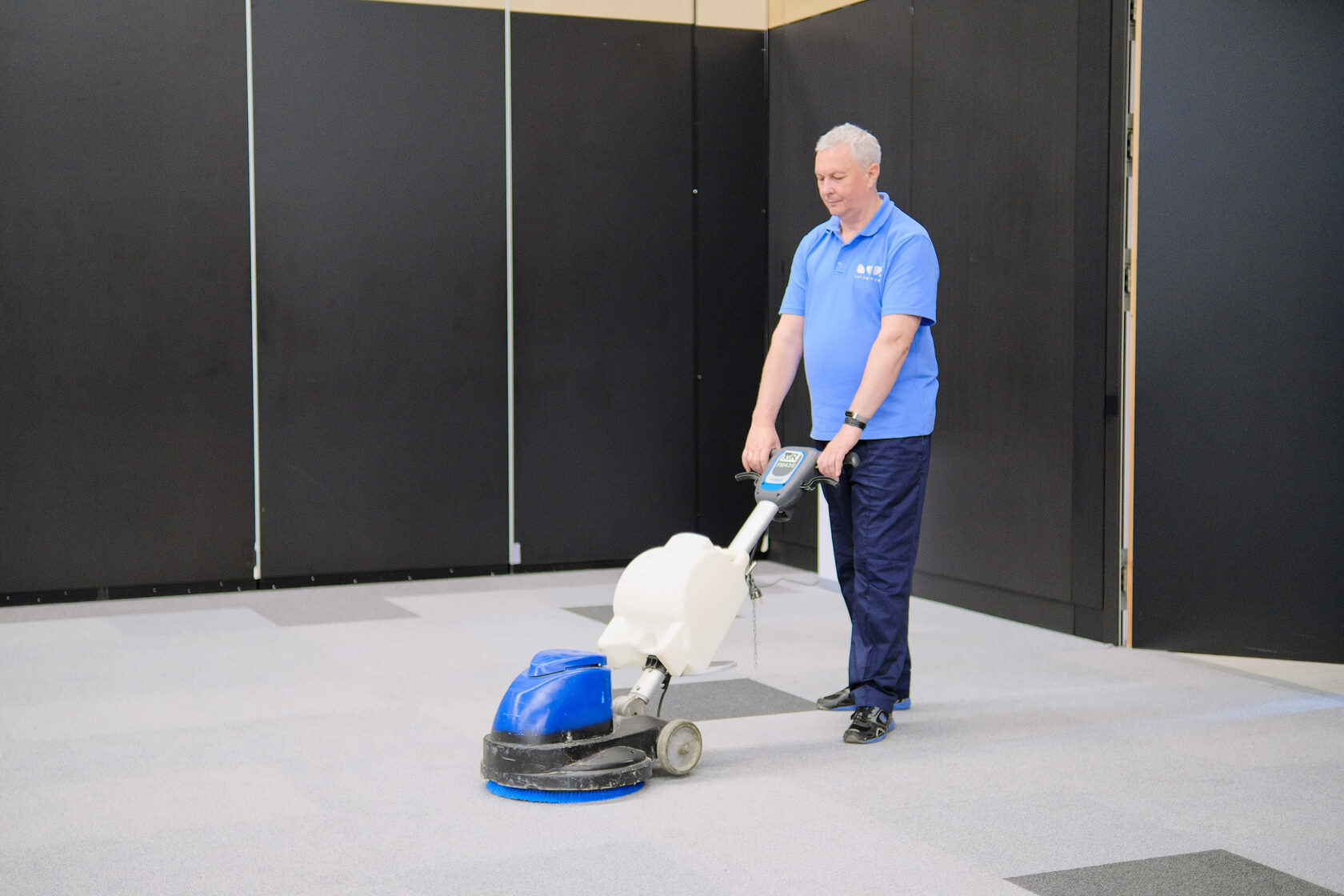 Химчистка ковролина и мебели от 37 руб/кв. м. в Москве и Санкт-Петербурге