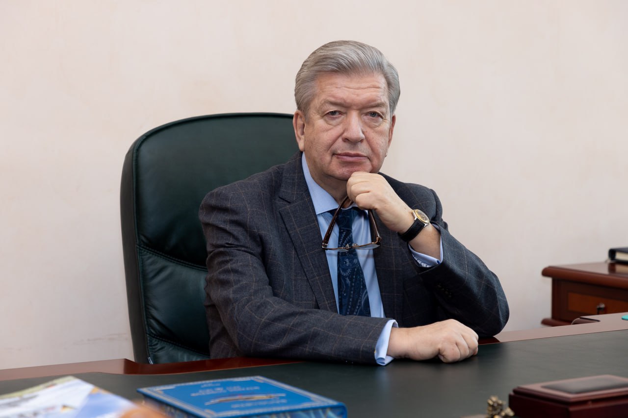 Борис Елисеев
