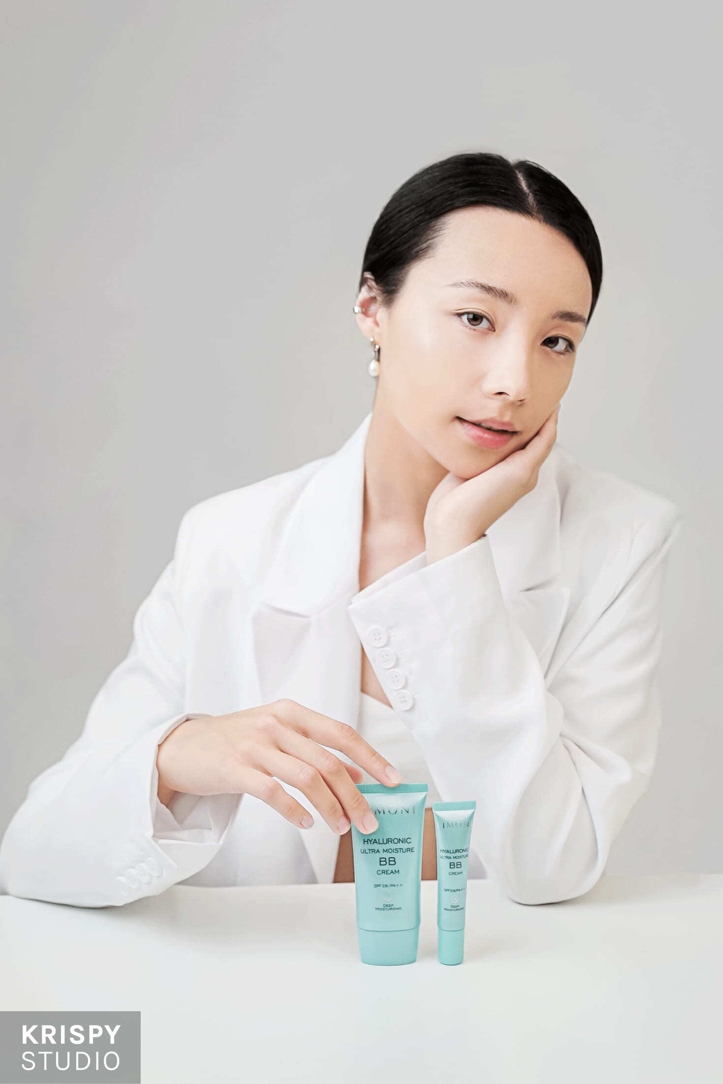 Профессиональная съемка модели с BB Cream Limoni: подбор образа, студия, реквизит, макияж и стилист.