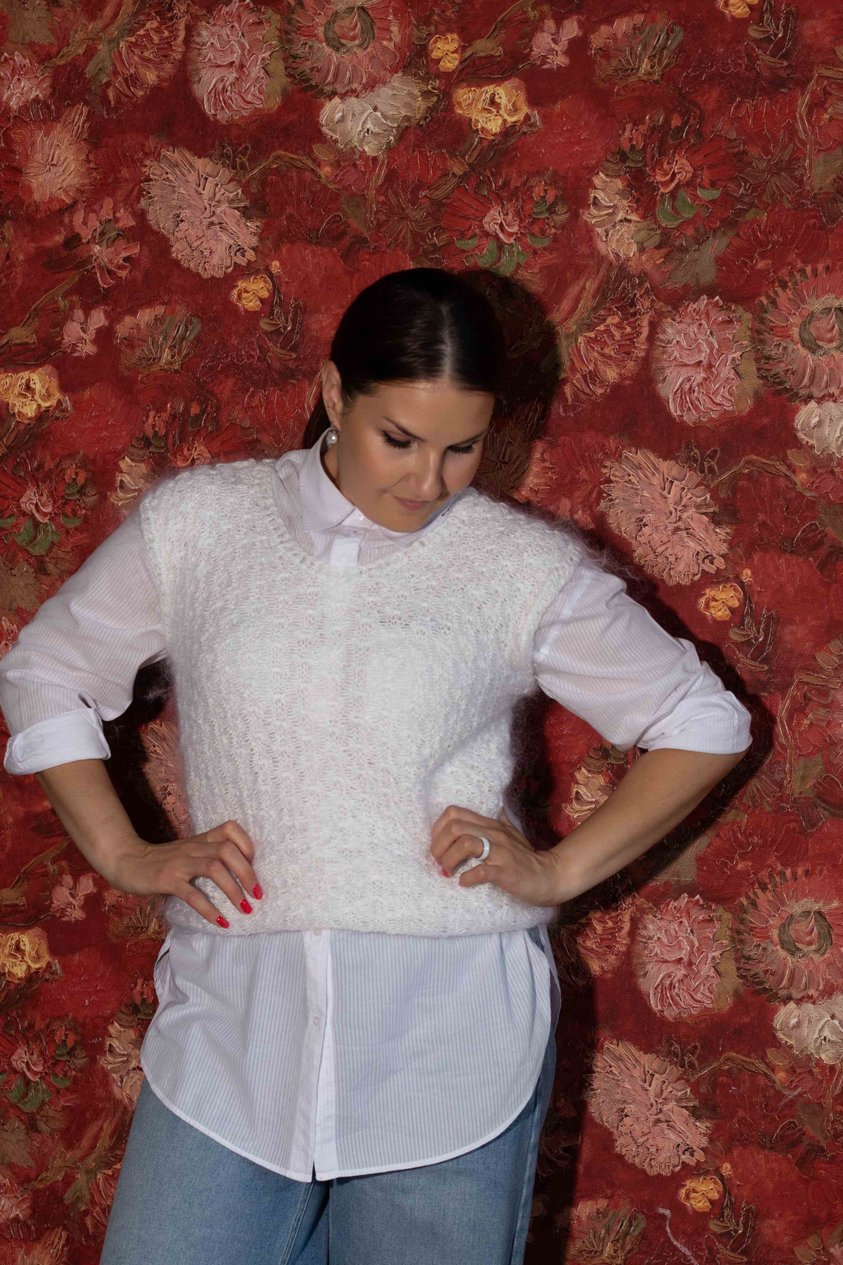 Женская жилетка из козьего пуха белого цвета на модели