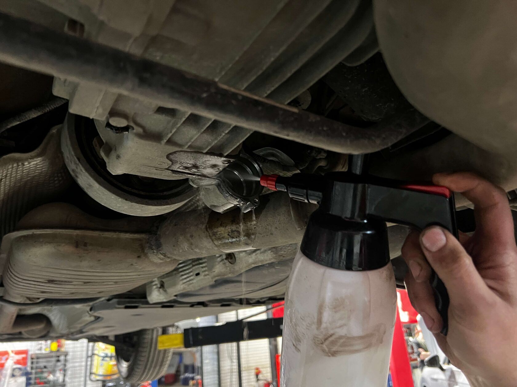 Моем отсек насоса от продуктов износа