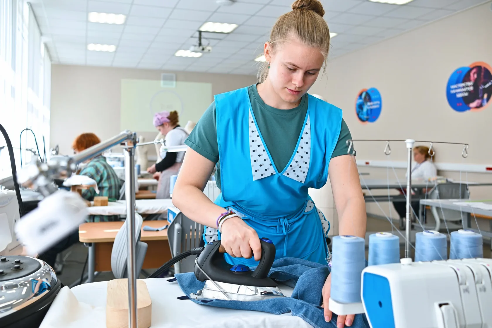 Участница чемпионата выполняет конкурсное задание в компетенции из сферы услуг.
