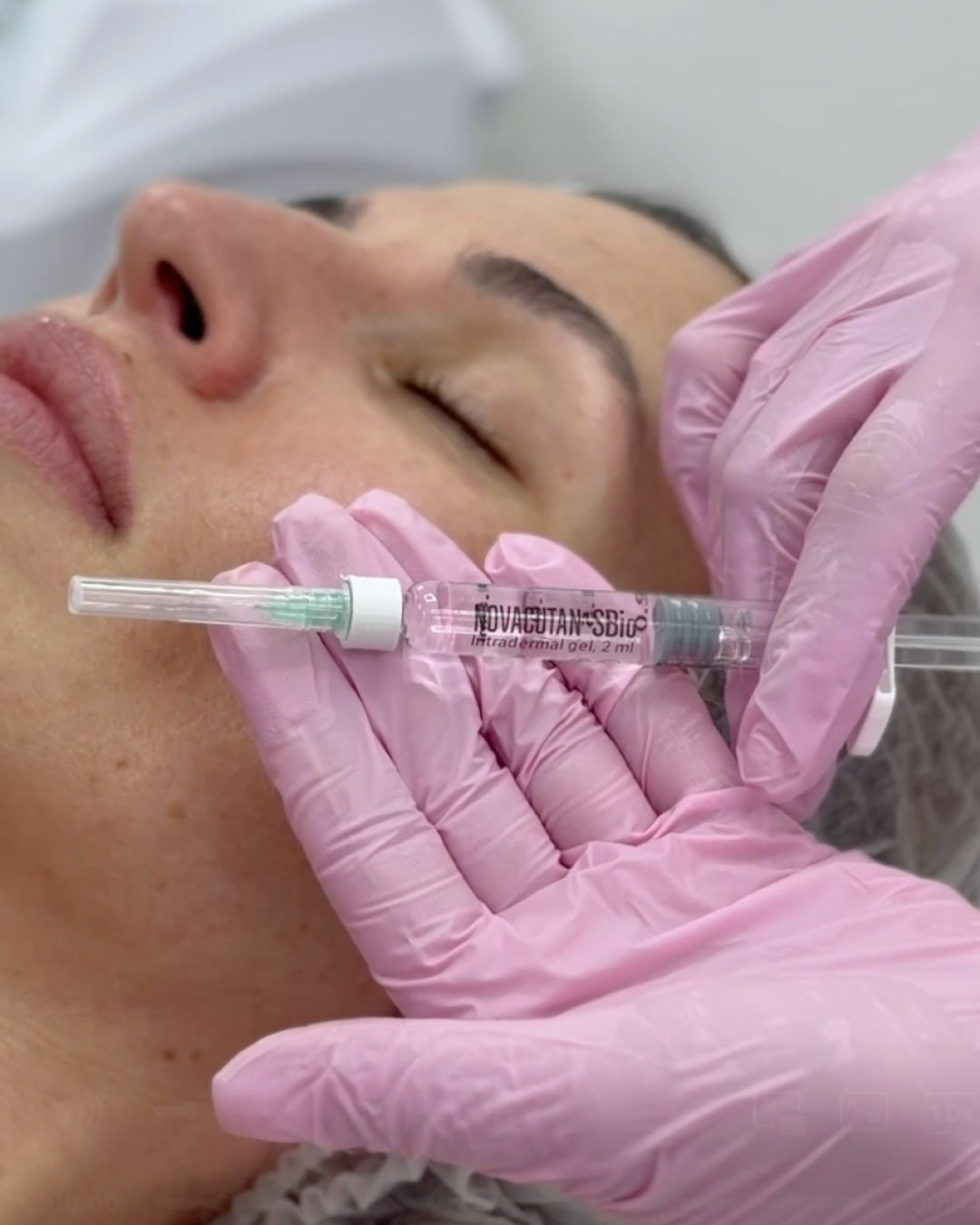 Врач Шамрина Анастасия Юрьевна с пациенткой в кабинете Dr.Laser