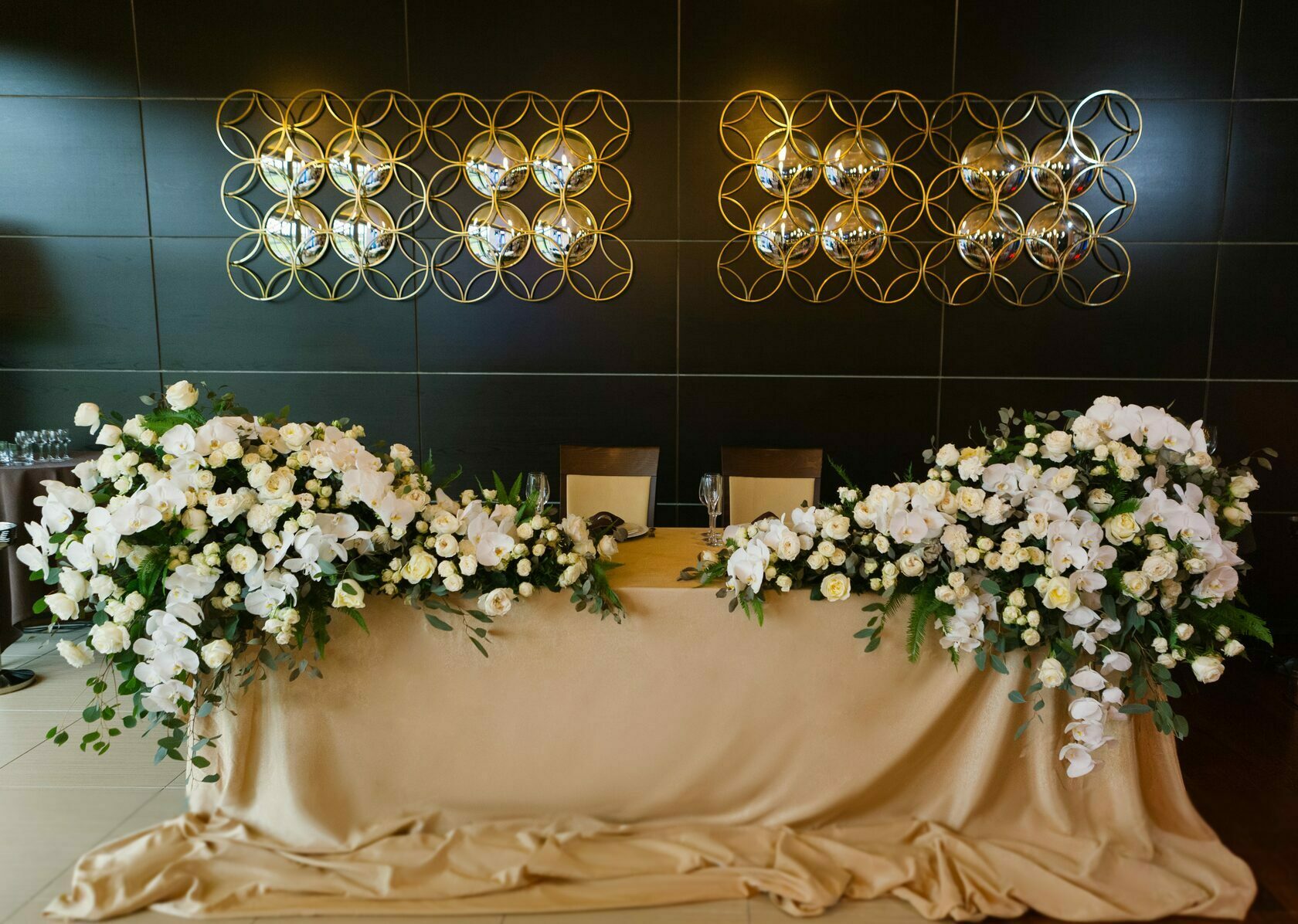 оформление зала на золотую свадьбу