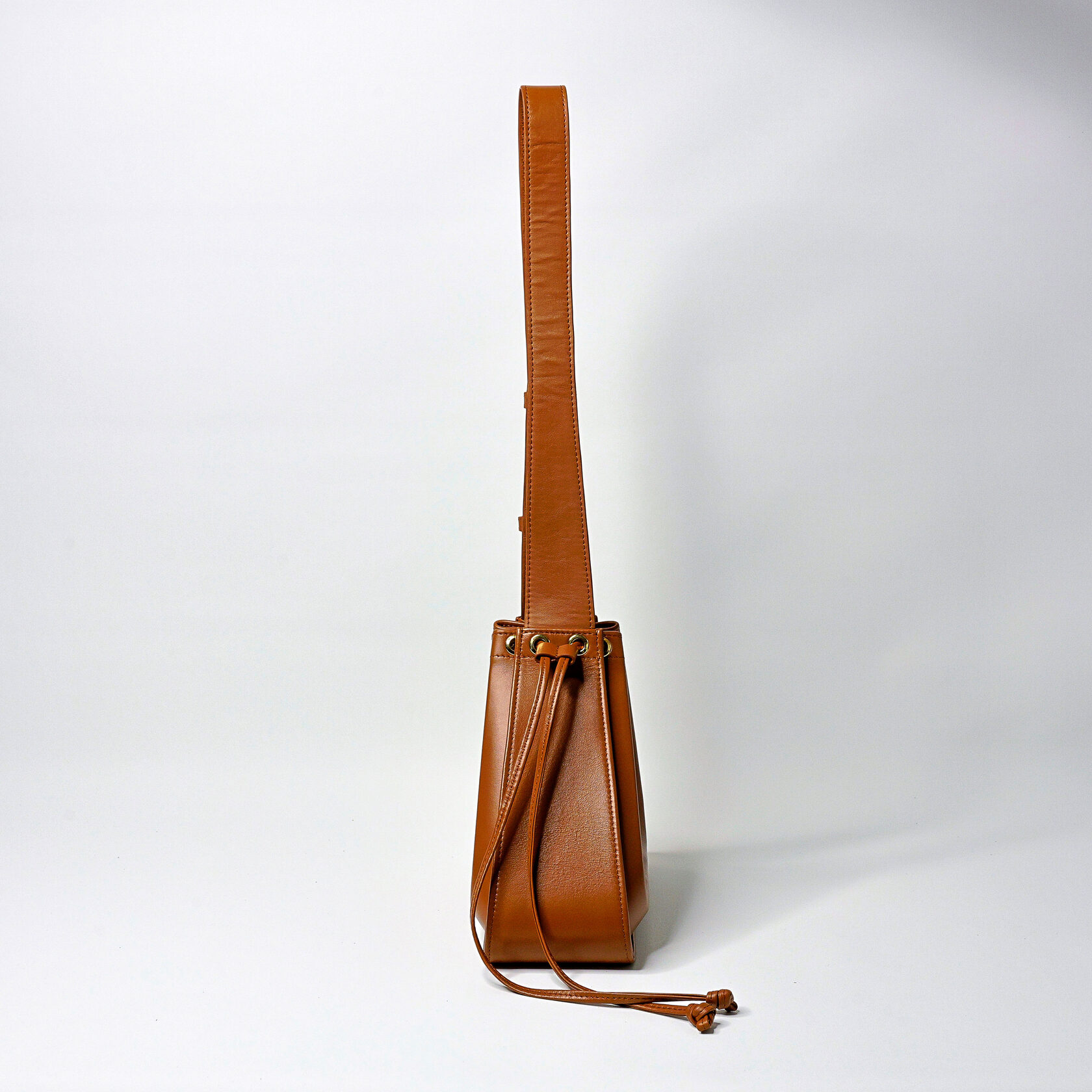 дизайнерская сумка Drift архитектурной формы карамельного цвета из натуральной кожи премиум качества