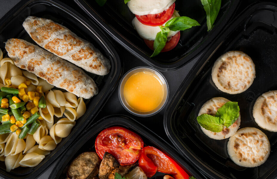 сирники, макарони з овочами та куриними котлетами