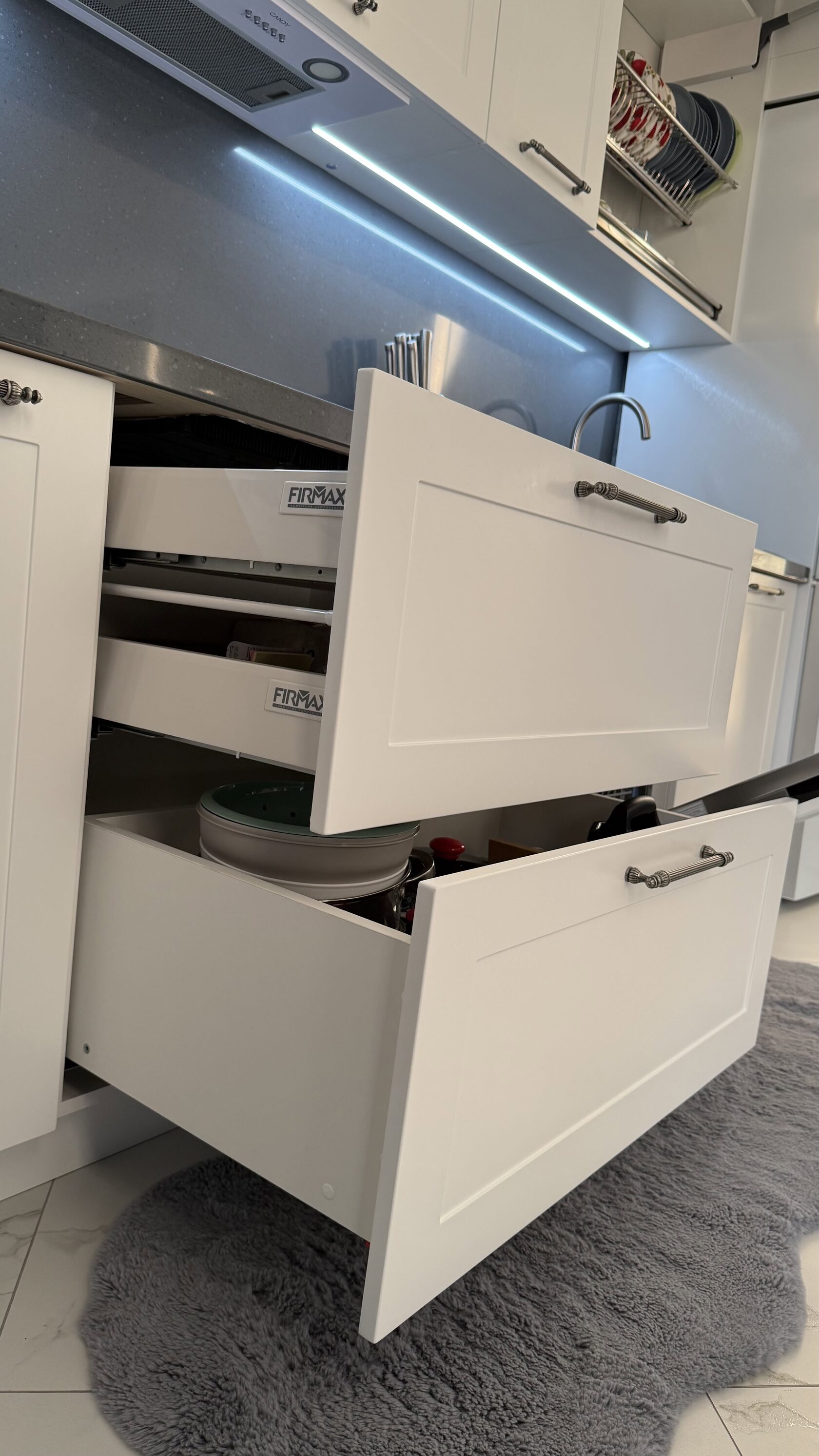 фурнитура фирмакс на заказной кухне мдф эмаль в Краснодаре 