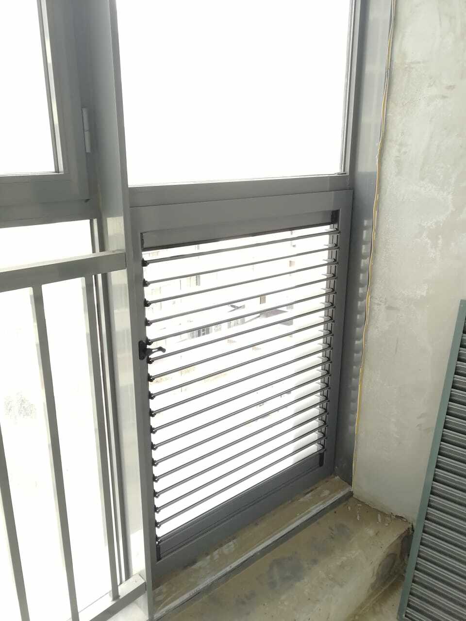 Не знаете как заменить вентиляционную решетку на балконе? Установите вентставни! Ручная регулировка ламелей - повертите ручку, чтобы открыть или закрыть жалюзи. Герметично. Шумоизоляция.