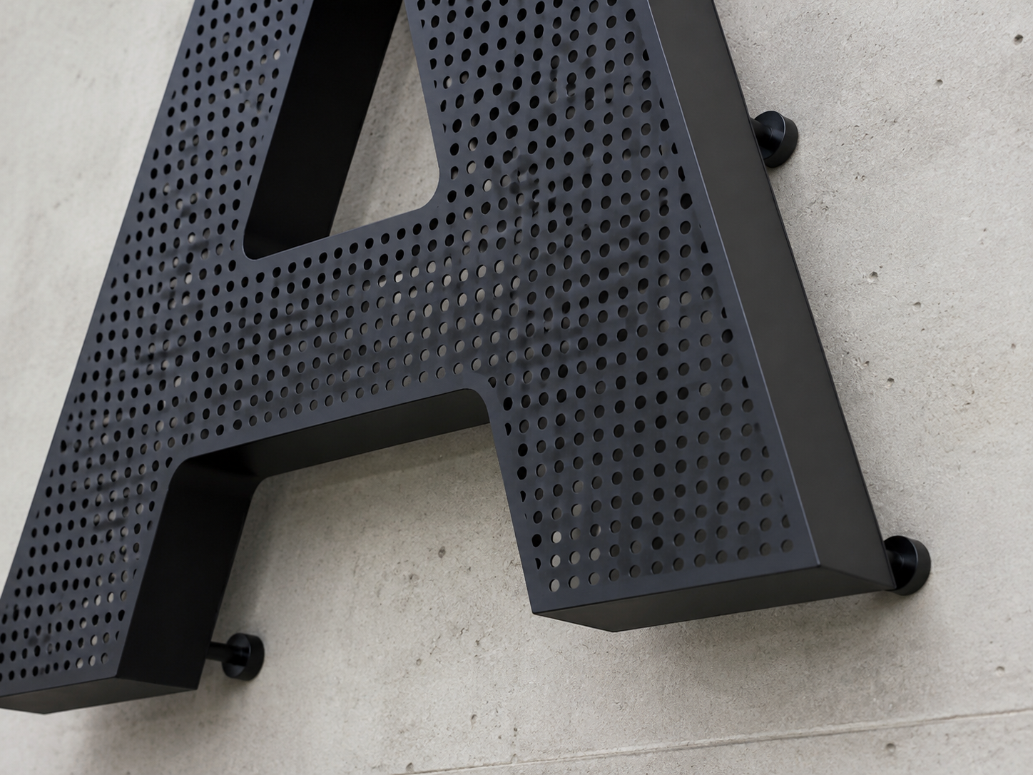 Перфорированные металлические буквы — perforated round